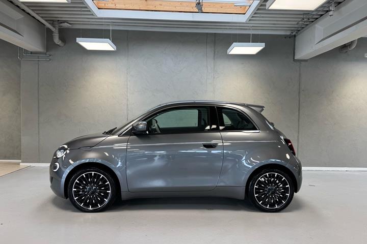 Grå Fiat 500e fra 2023