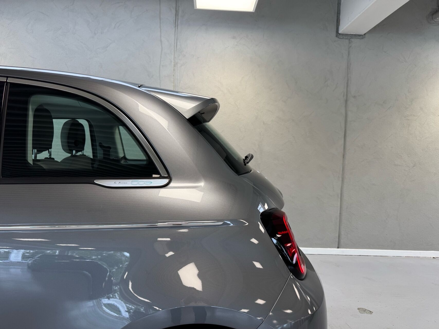 Grå Fiat 500e fra 2023