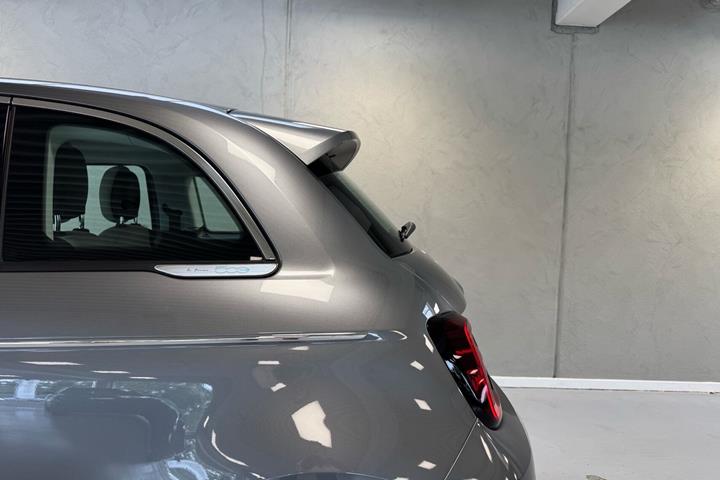 Grå Fiat 500e fra 2023