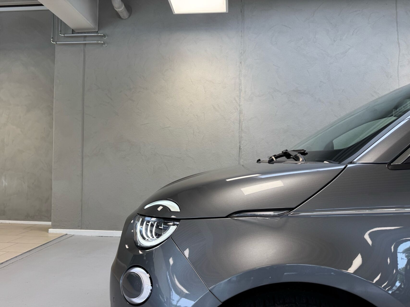 Grå Fiat 500e fra 2023