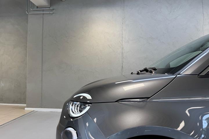 Grå Fiat 500e fra 2023