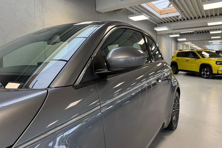 Grå Fiat 500e fra 2023