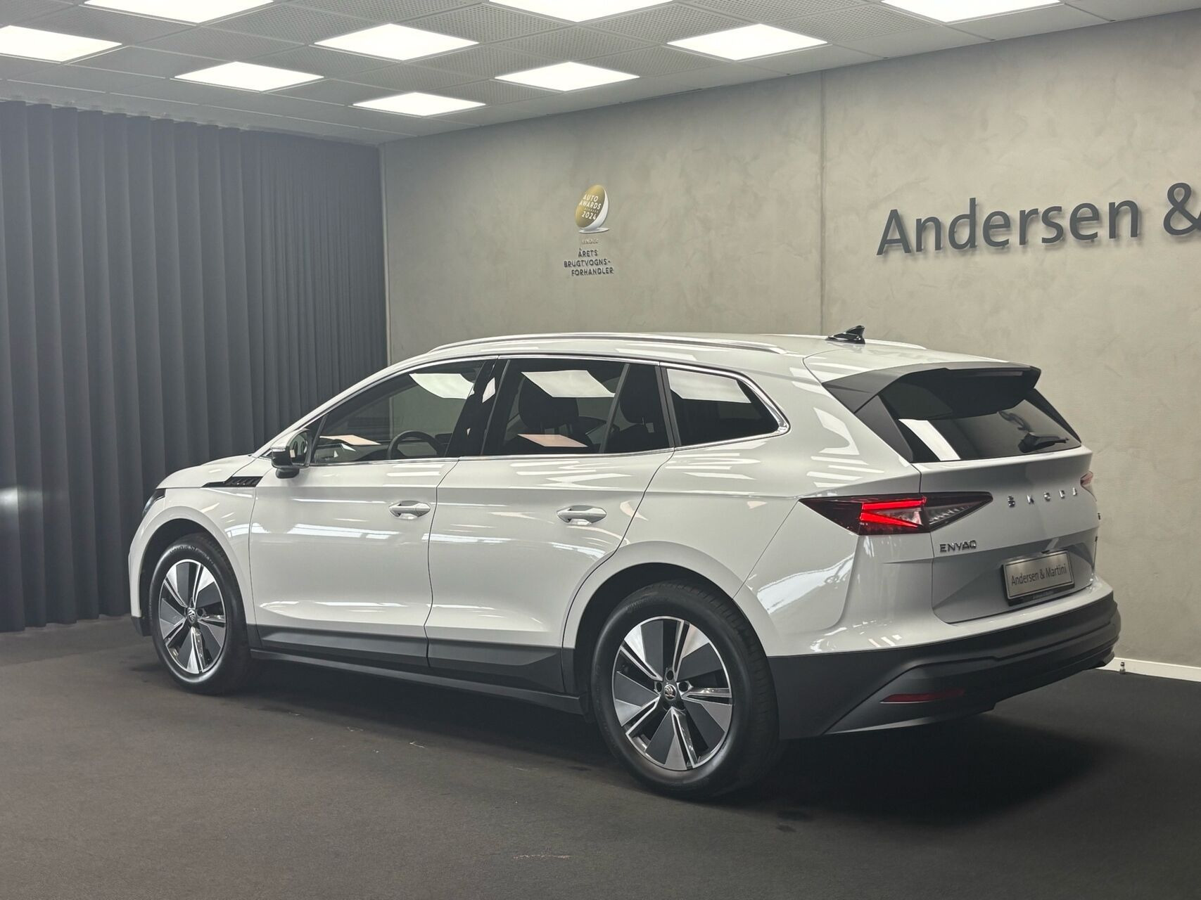 Hvid Skoda Enyaq fra 2023