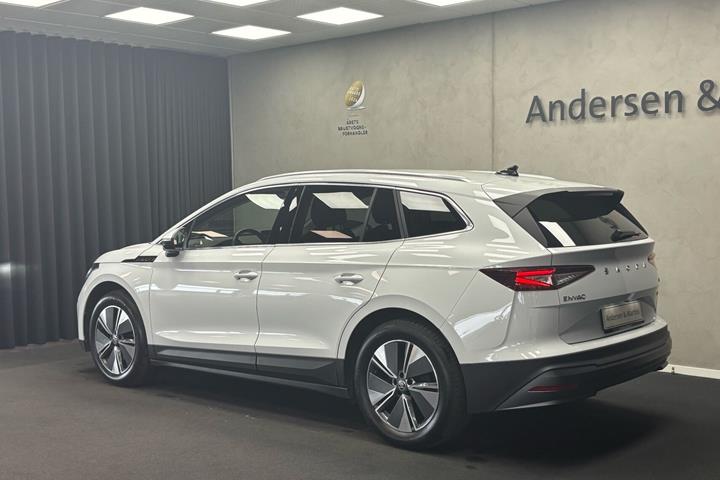 Hvid Skoda Enyaq fra 2023