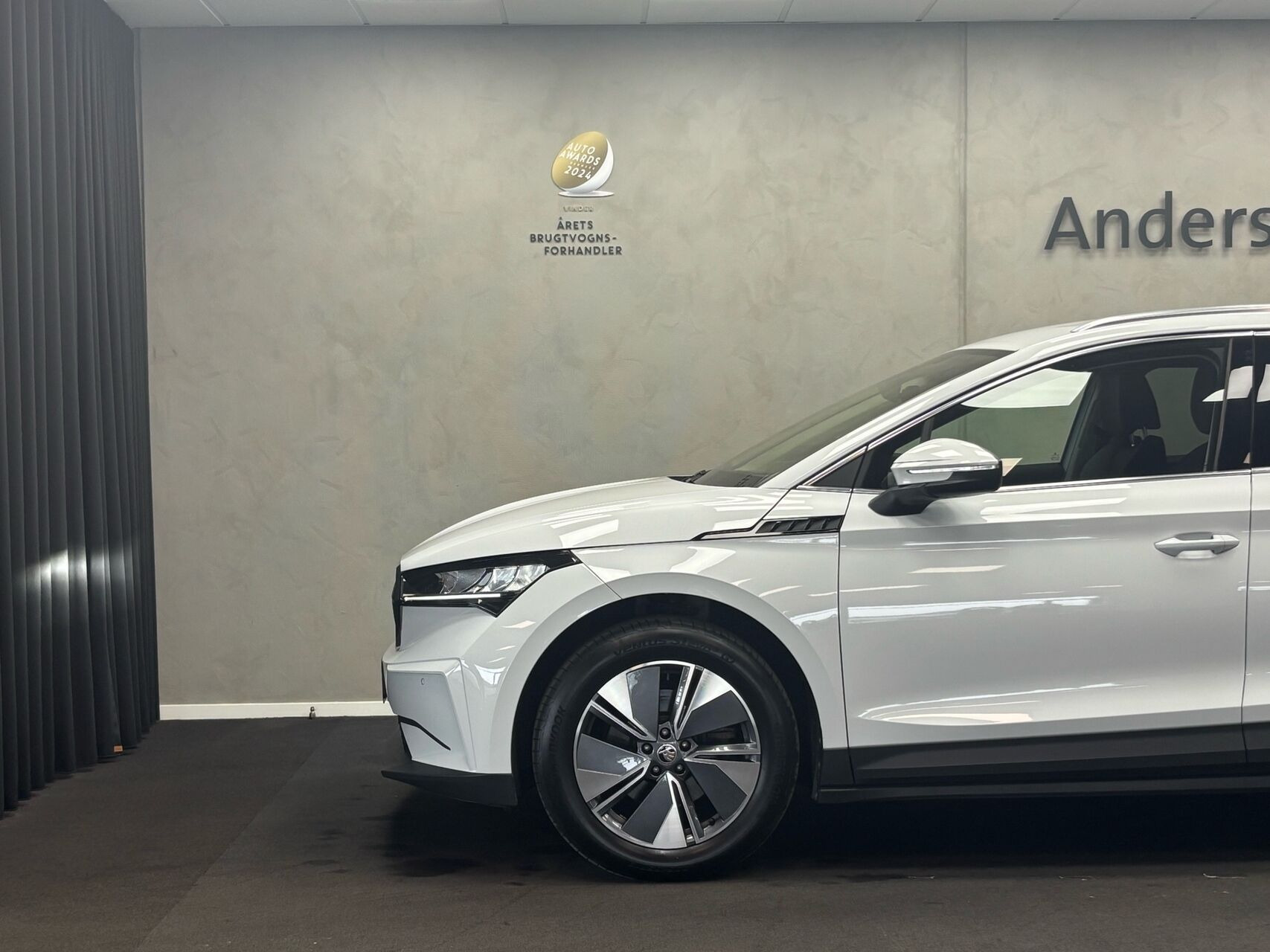 Hvid Skoda Enyaq fra 2023