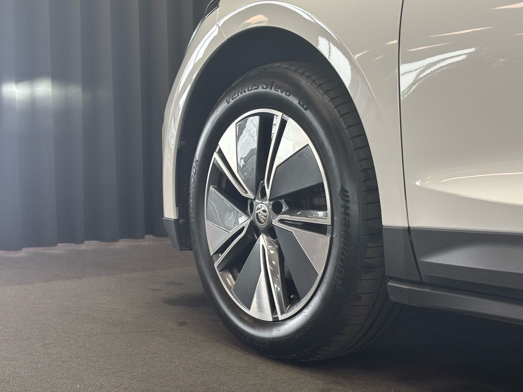 Hvid Skoda Enyaq fra 2023