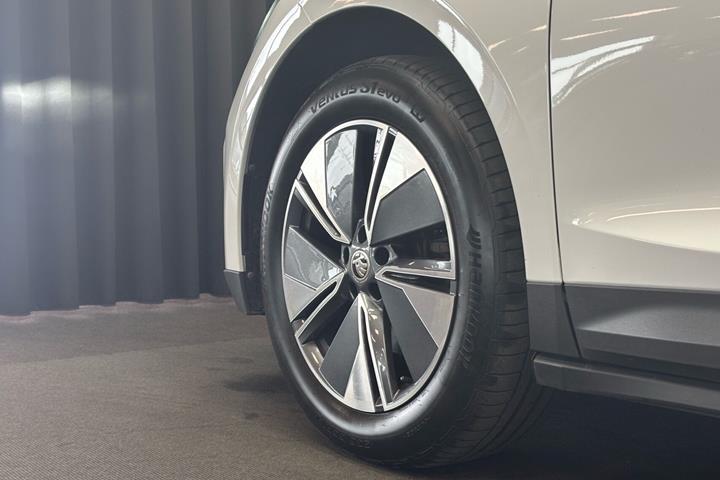 Hvid Skoda Enyaq fra 2023