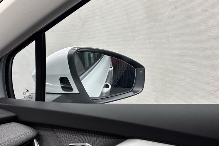 Hvid Skoda Enyaq fra 2023