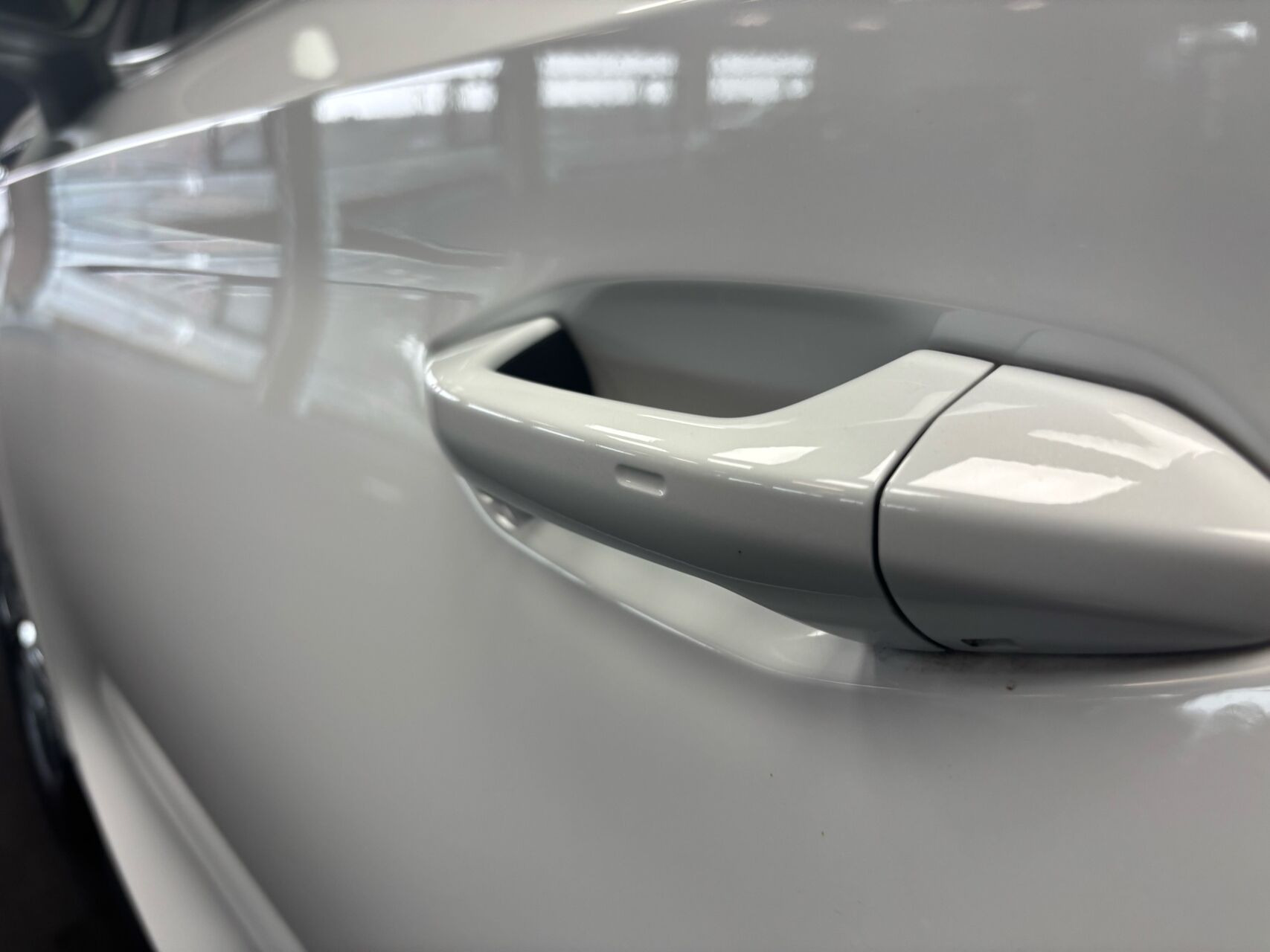 Hvid Skoda Enyaq fra 2023