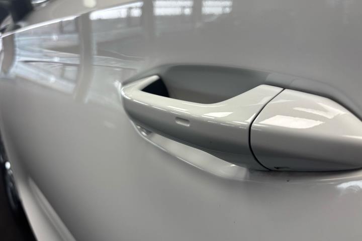 Hvid Skoda Enyaq fra 2023