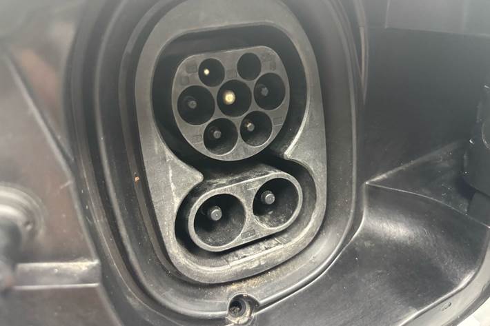Hvid Skoda Enyaq fra 2023