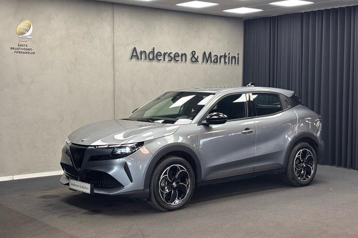 Grå Alfa Romeo Junior fra 2025 set udefra