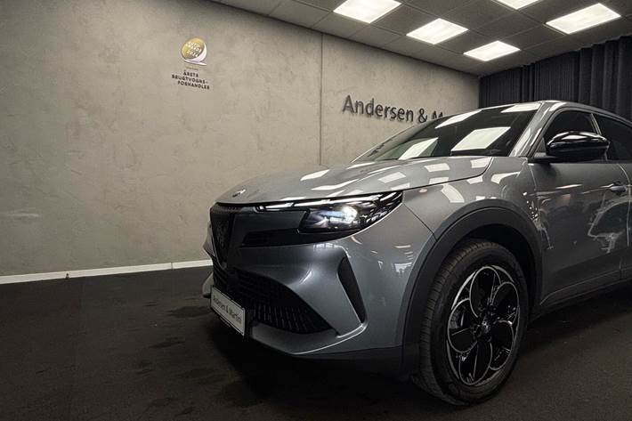 Grå Alfa Romeo Junior fra 2025