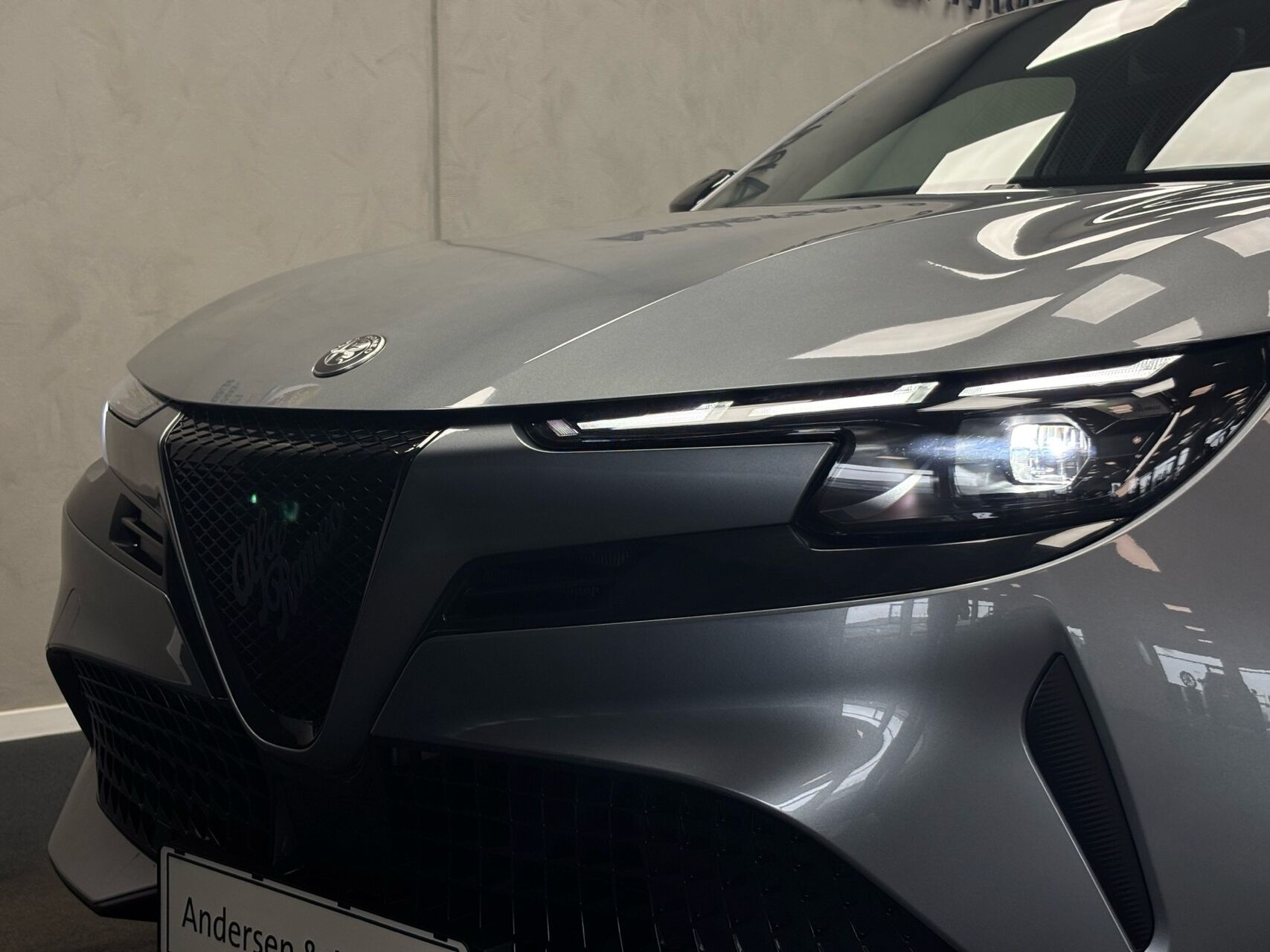 Grå Alfa Romeo Junior fra 2025