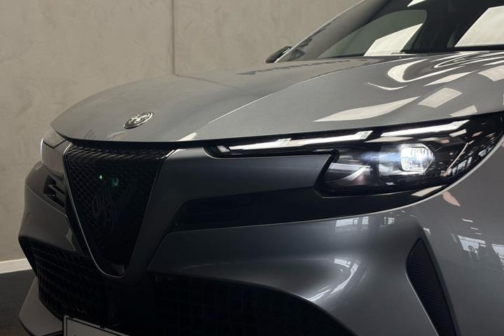 Grå Alfa Romeo Junior fra 2025