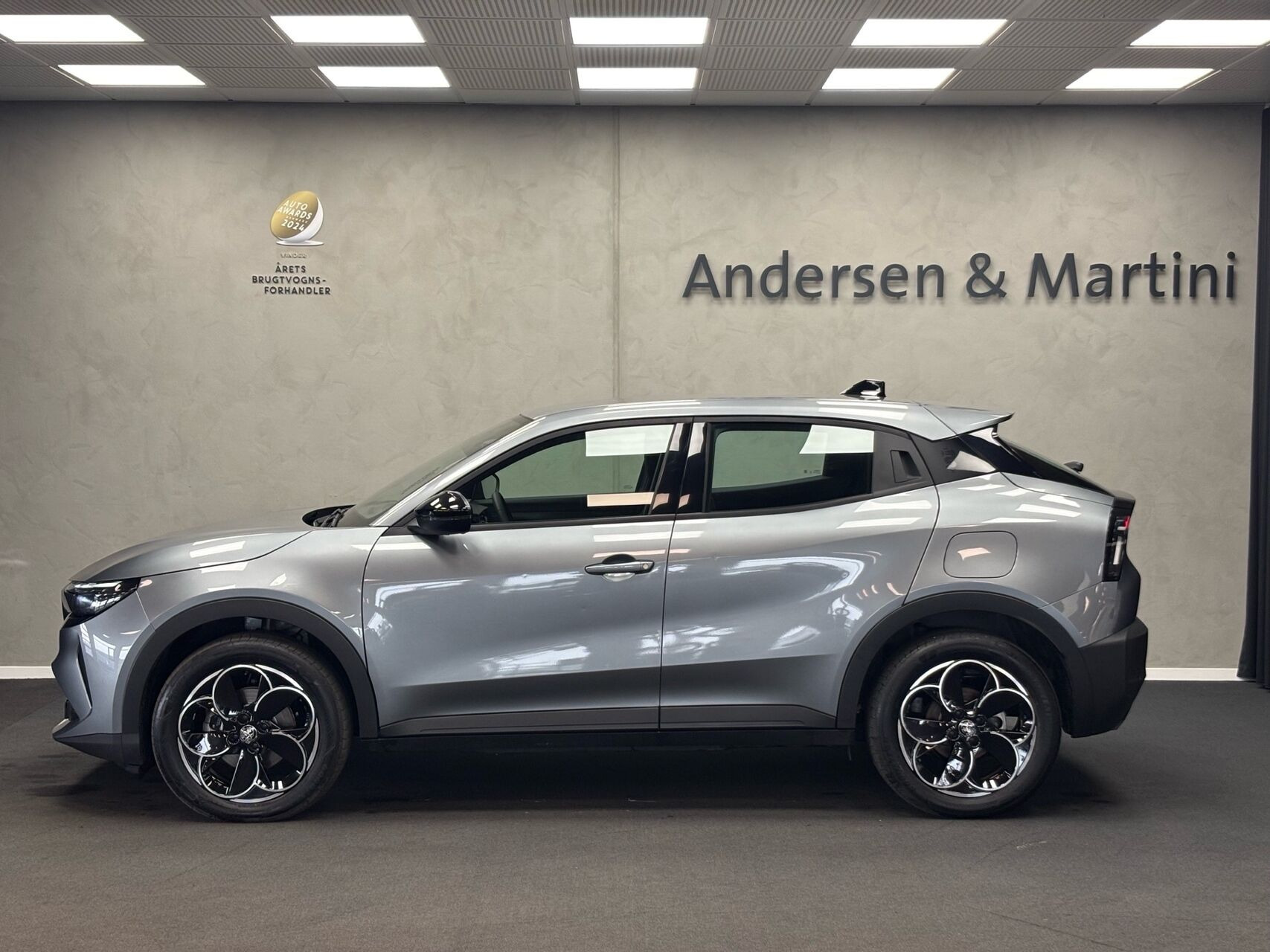 Grå Alfa Romeo Junior fra 2025