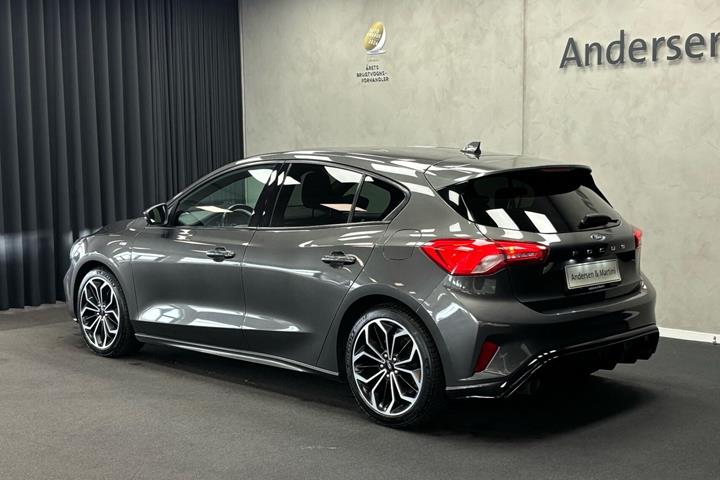 Grå Ford Focus fra 2019