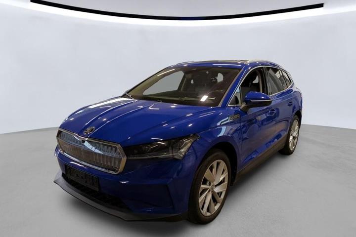Blå Skoda Enyaq fra 2024 set udefra