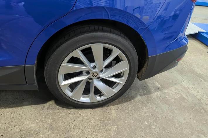 Blå Skoda Enyaq fra 2024