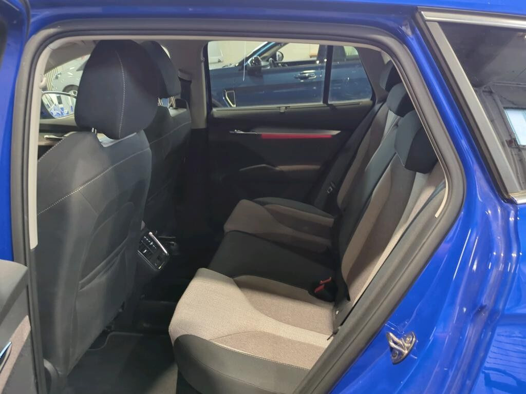 Blå Skoda Enyaq fra 2024