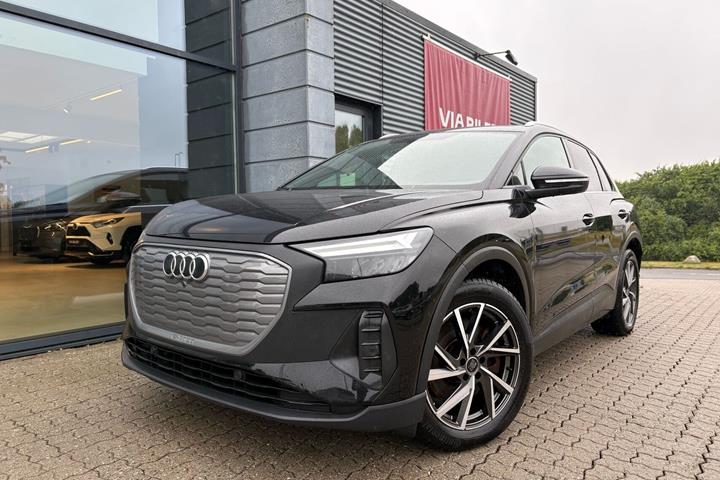 Sort Audi Q4 fra 2022 set udefra