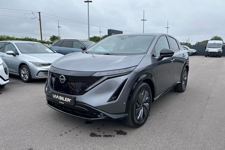 Grå Nissan Ariya fra 2026 set udefra