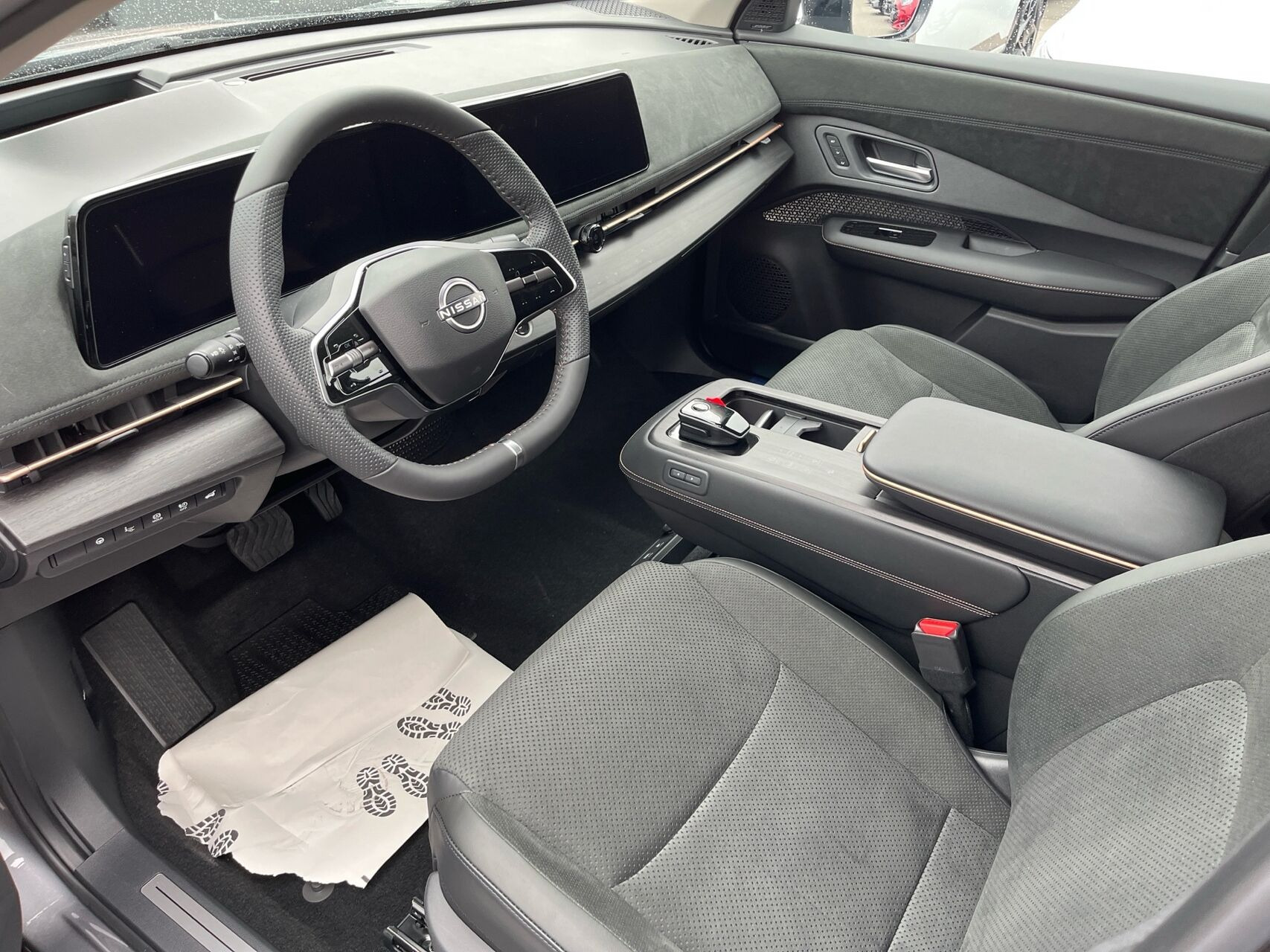 Grå Nissan Ariya fra 2026
