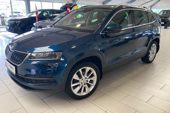 Blå Skoda Karoq fra 2020 set udefra