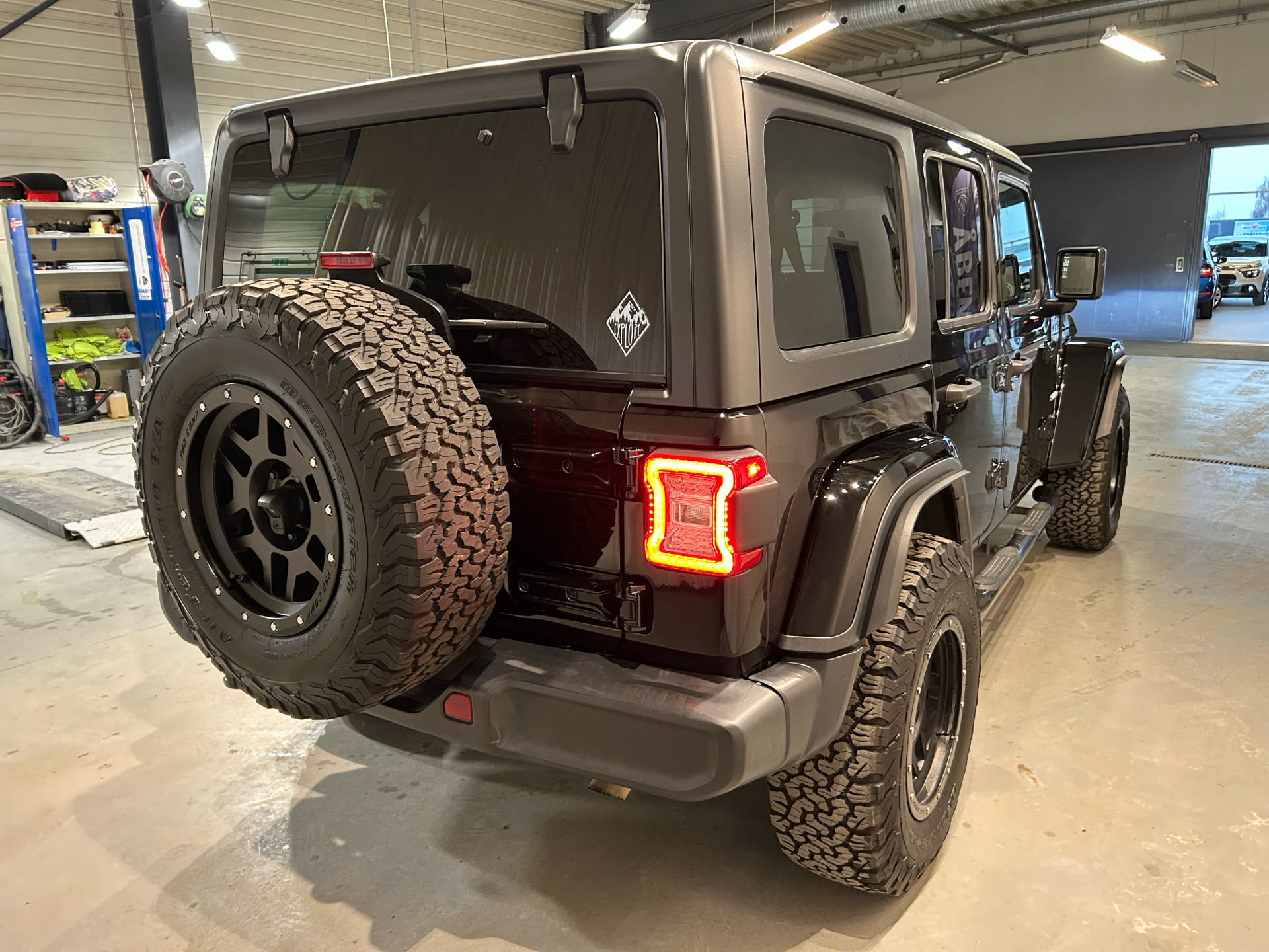 Sort Jeep Wrangler fra 2019