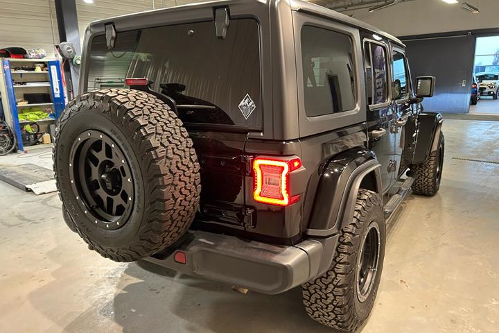 Sort Jeep Wrangler fra 2019