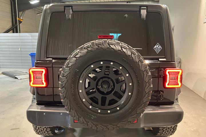 Sort Jeep Wrangler fra 2019