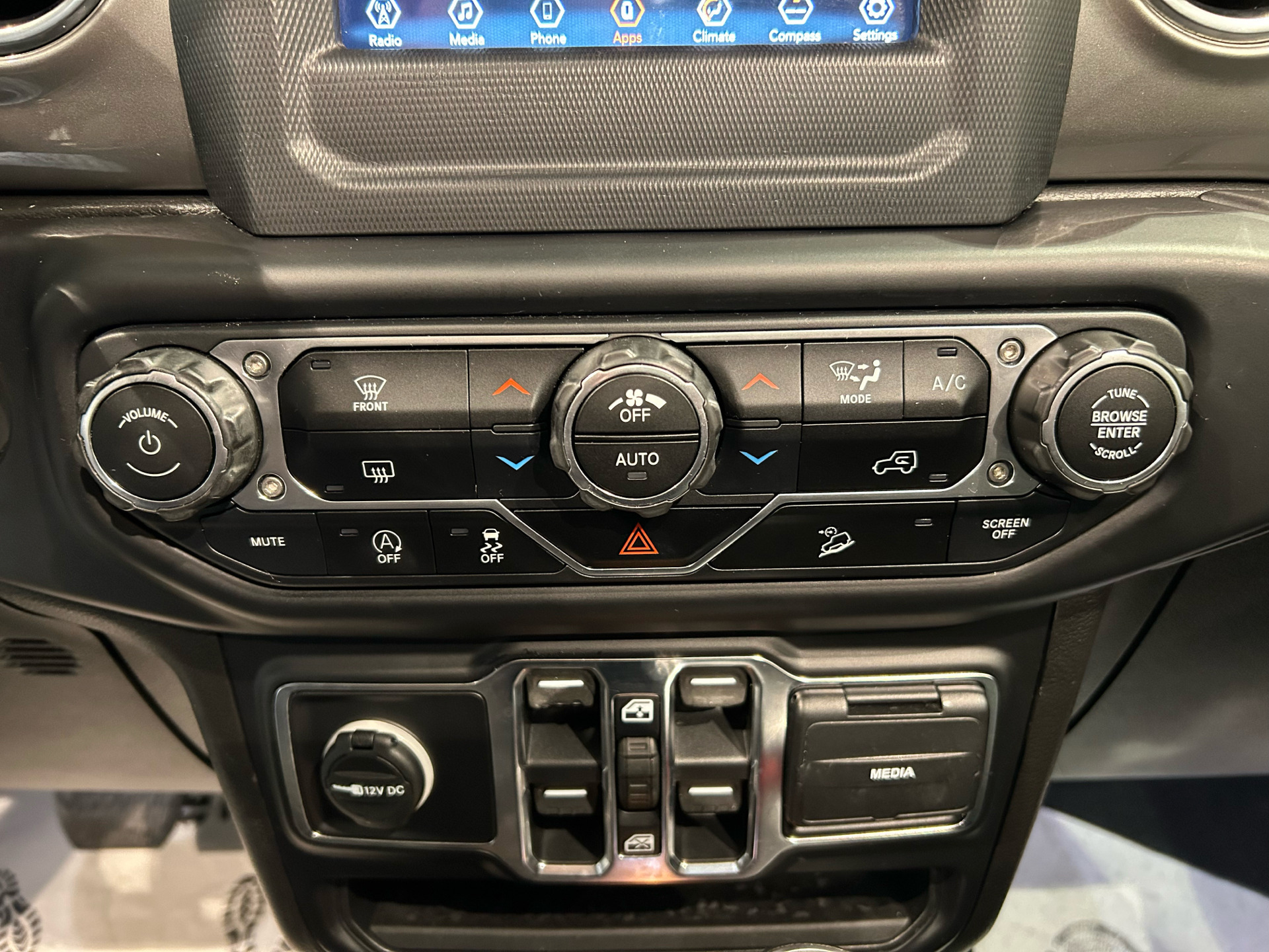 Sort Jeep Wrangler fra 2019