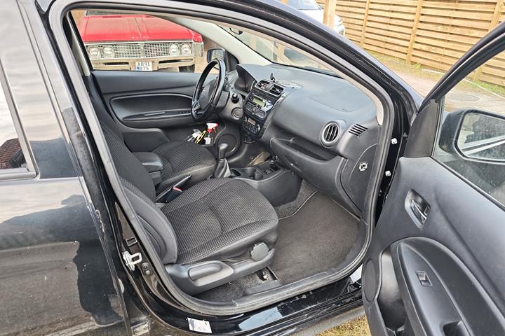 Sort Mitsubishi Space Star fra 2014
