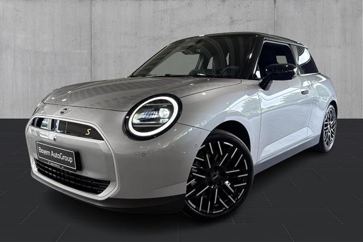Sølv Mini Cooper SE fra 2025 set udefra