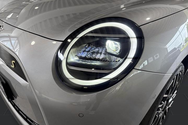 Sølv Mini Cooper SE fra 2025