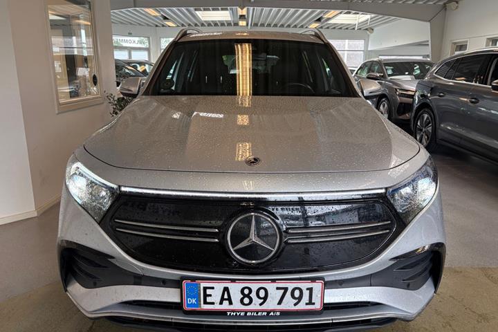 Sølv Mercedes EQB250 fra 2022