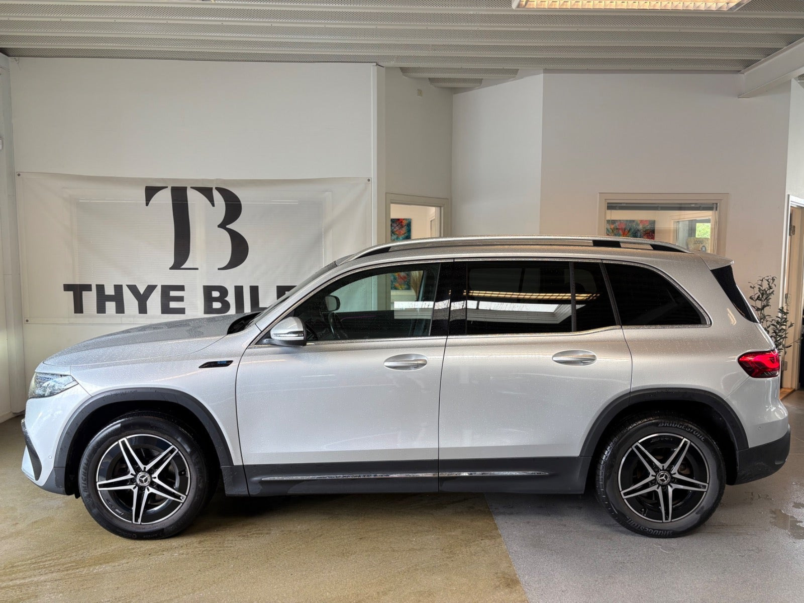 Sølv Mercedes EQB250 fra 2022