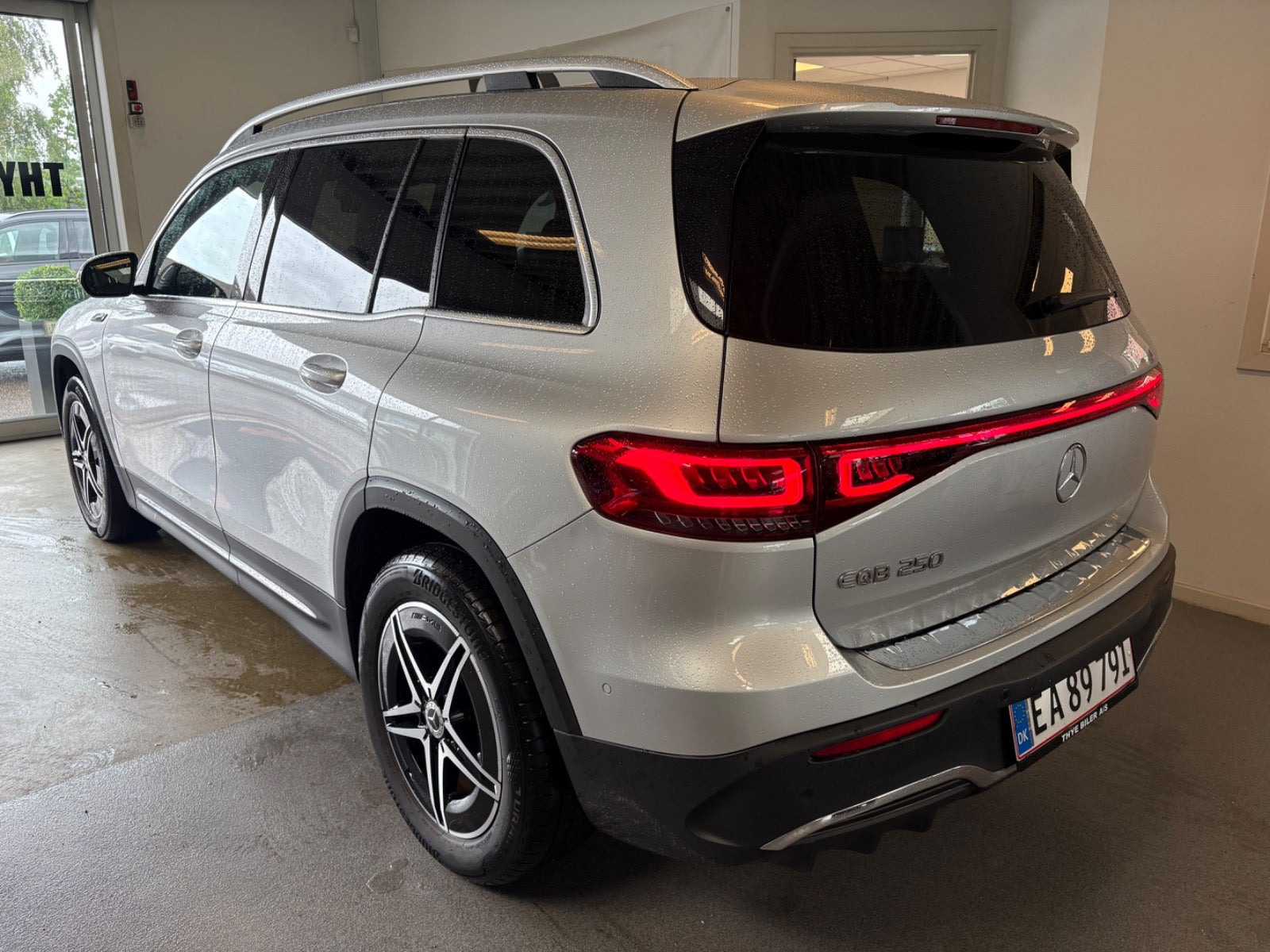 Sølv Mercedes EQB250 fra 2022