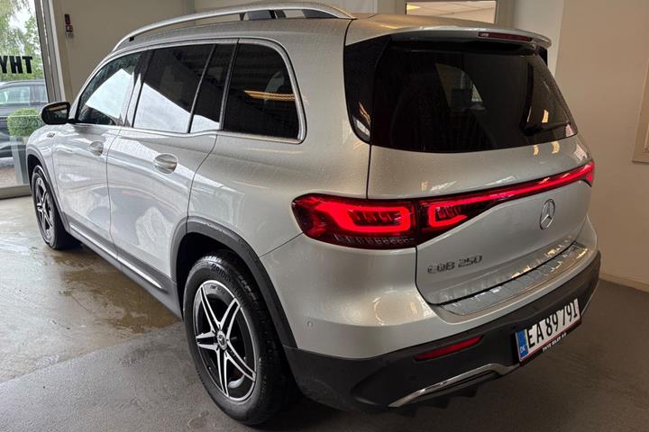 Sølv Mercedes EQB250 fra 2022