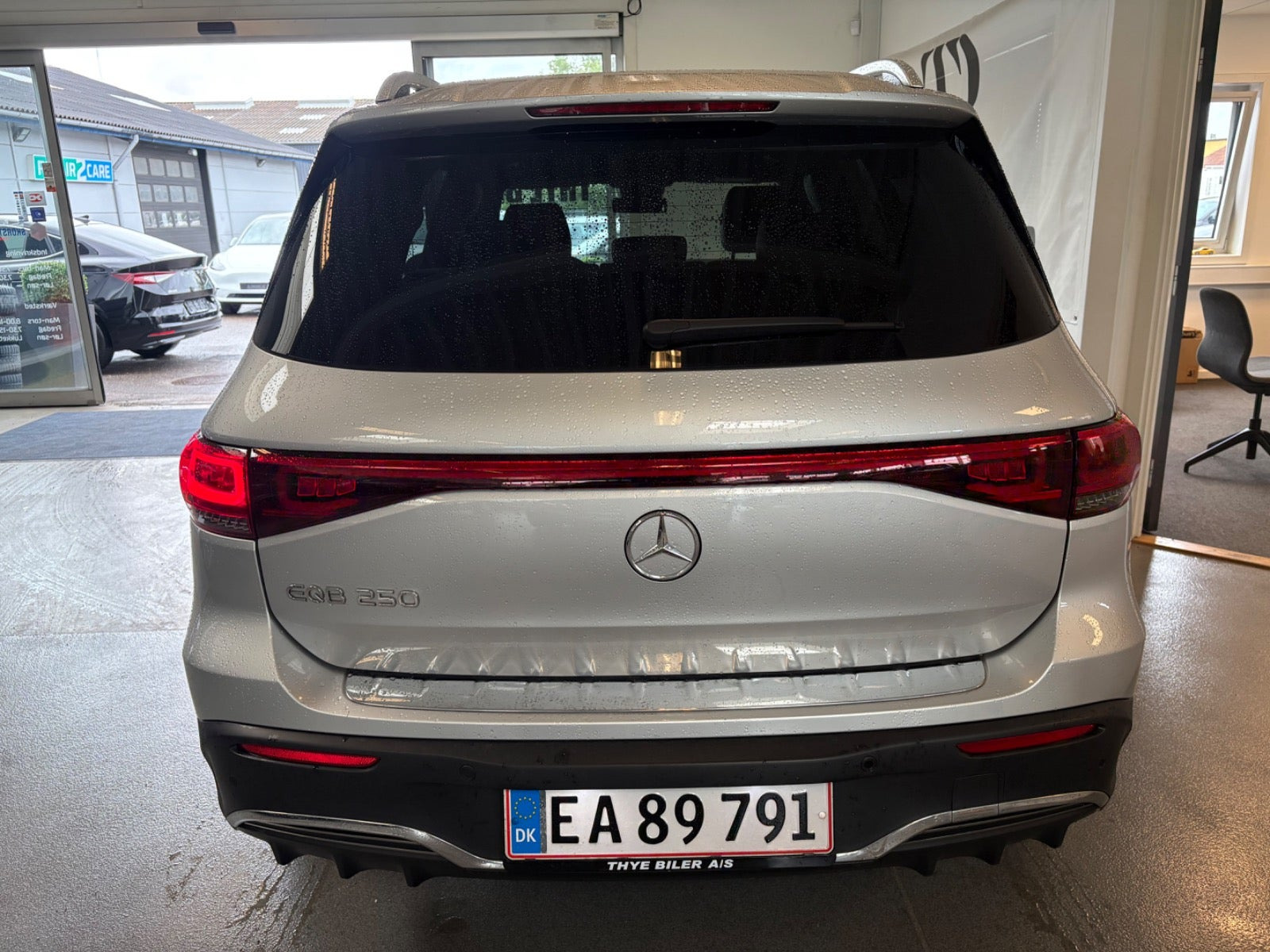 Sølv Mercedes EQB250 fra 2022