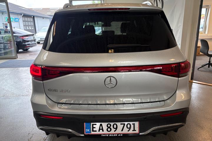 Sølv Mercedes EQB250 fra 2022