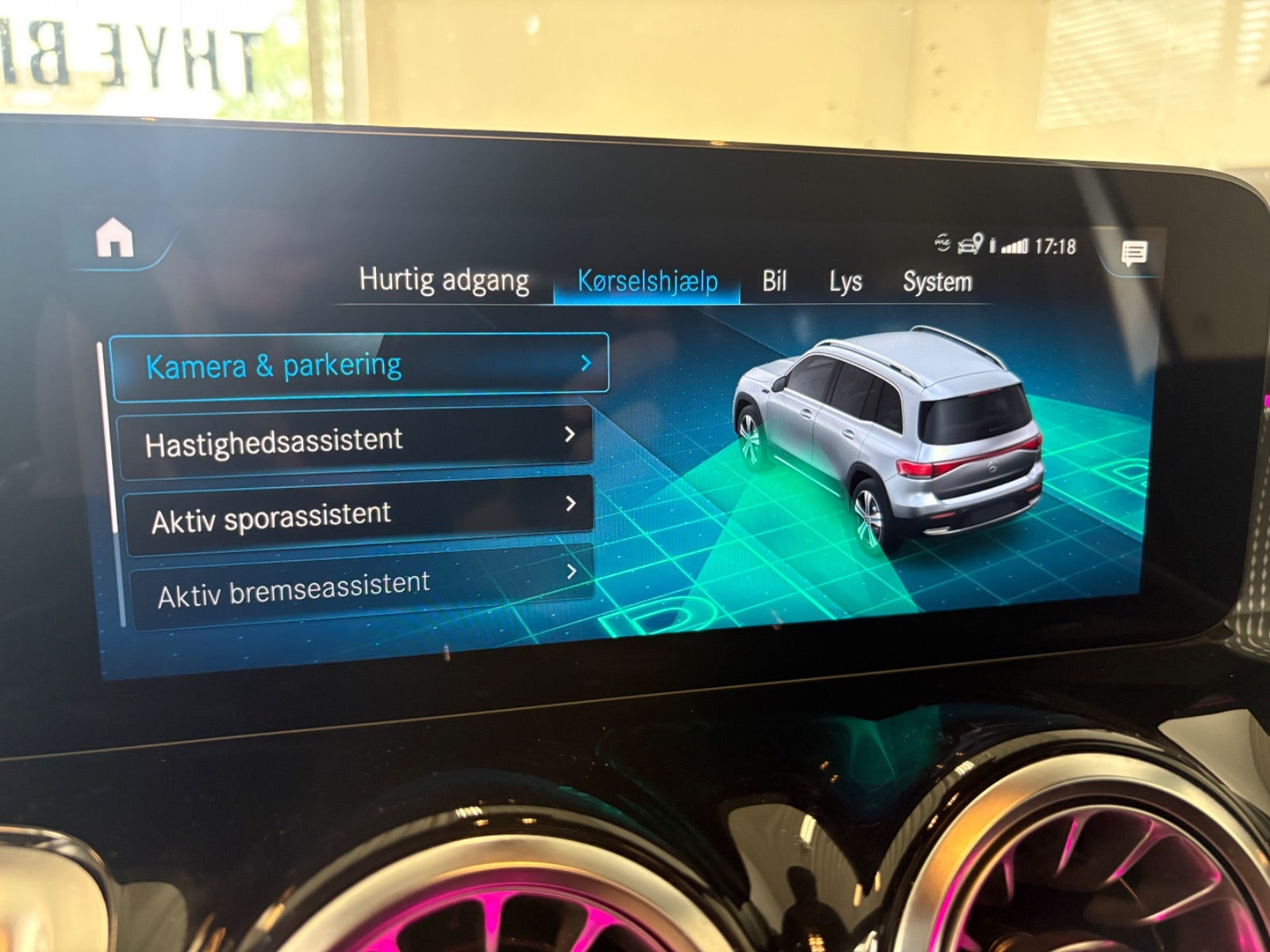 Sølv Mercedes EQB250 fra 2022