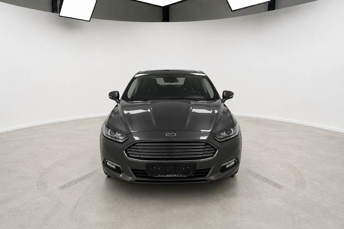 Grå Ford Mondeo fra 2016