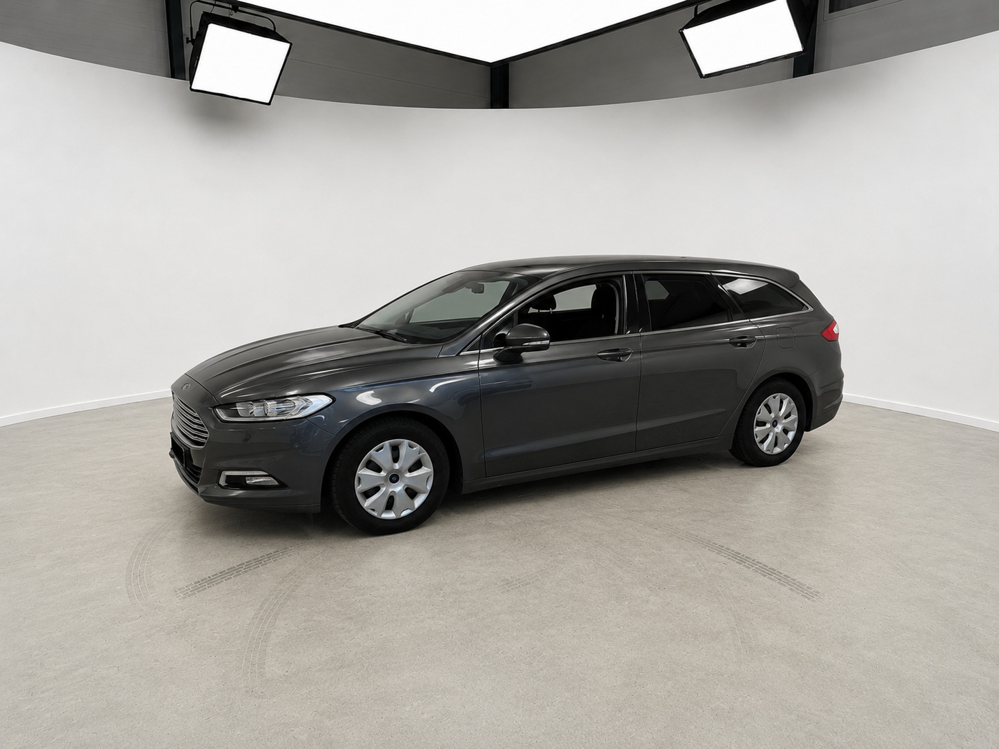Grå Ford Mondeo fra 2016