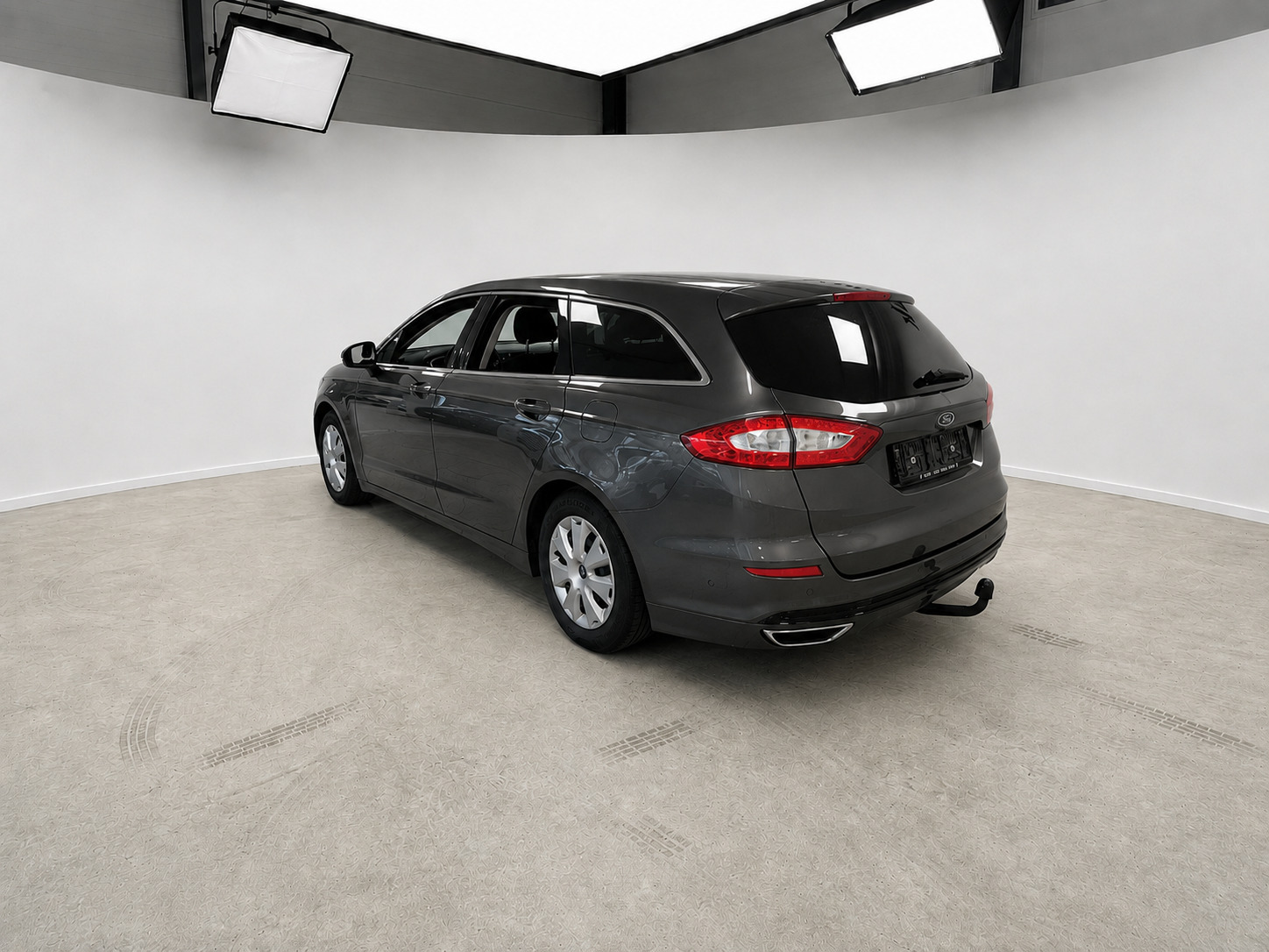 Grå Ford Mondeo fra 2016
