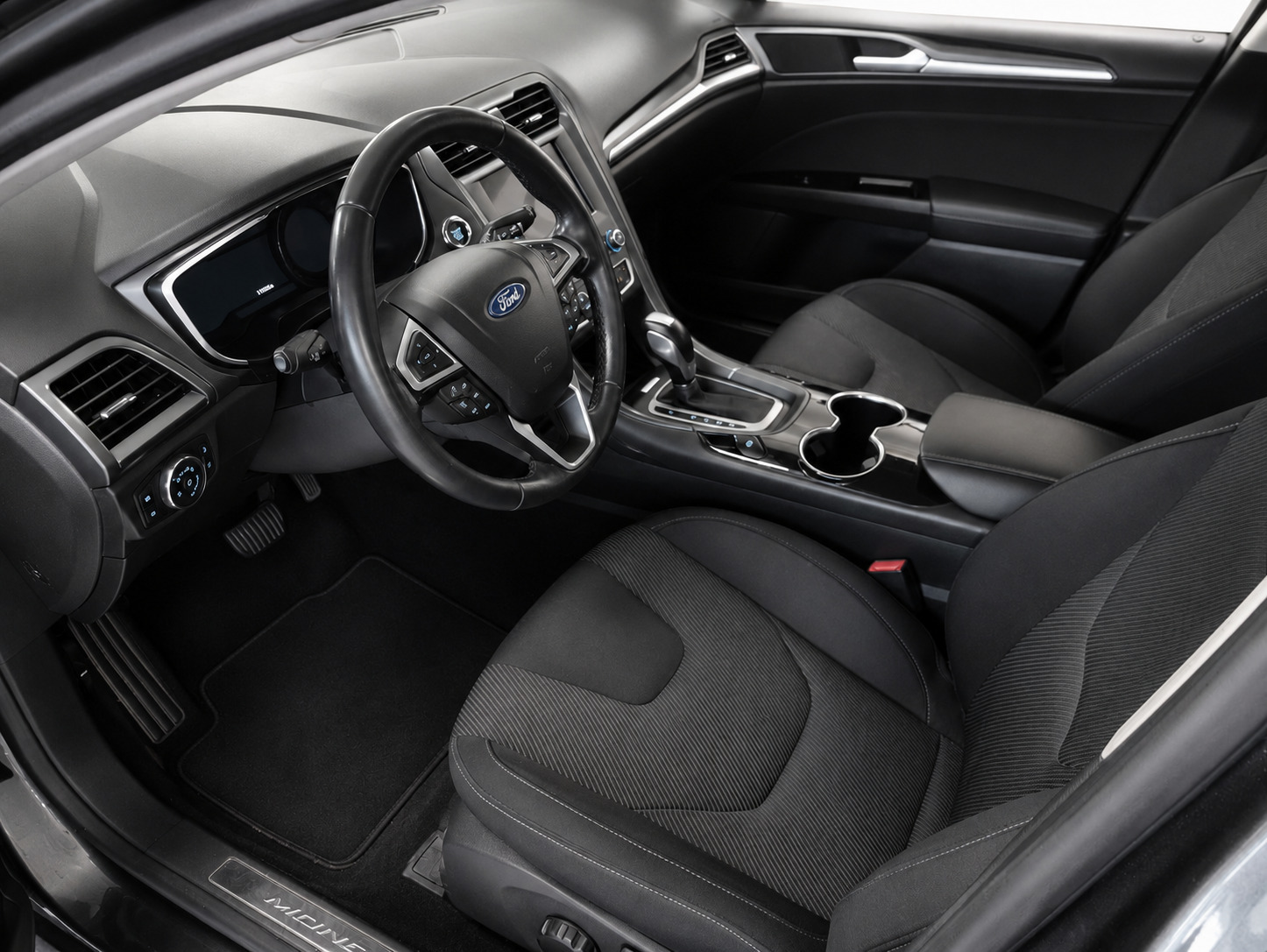 Grå Ford Mondeo fra 2016