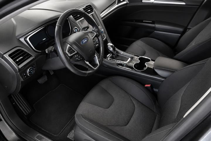 Grå Ford Mondeo fra 2016