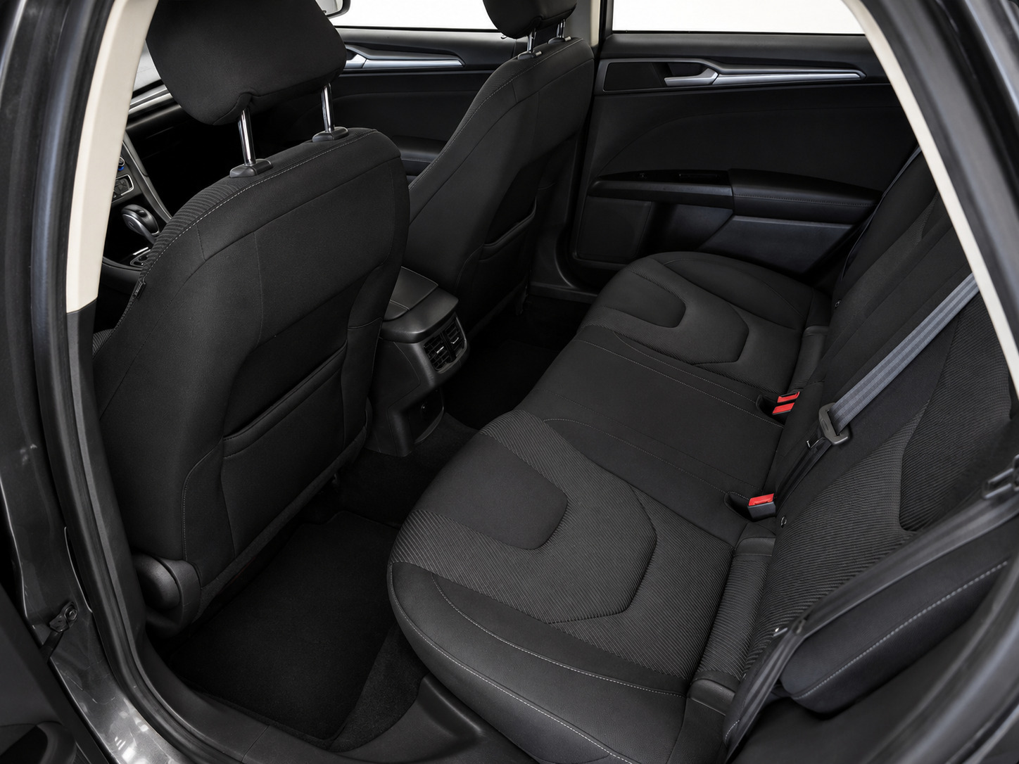 Grå Ford Mondeo fra 2016