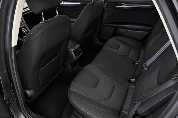 Grå Ford Mondeo fra 2016