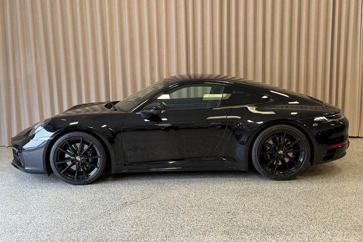Sort Porsche 911 Carrera 4S fra 2021